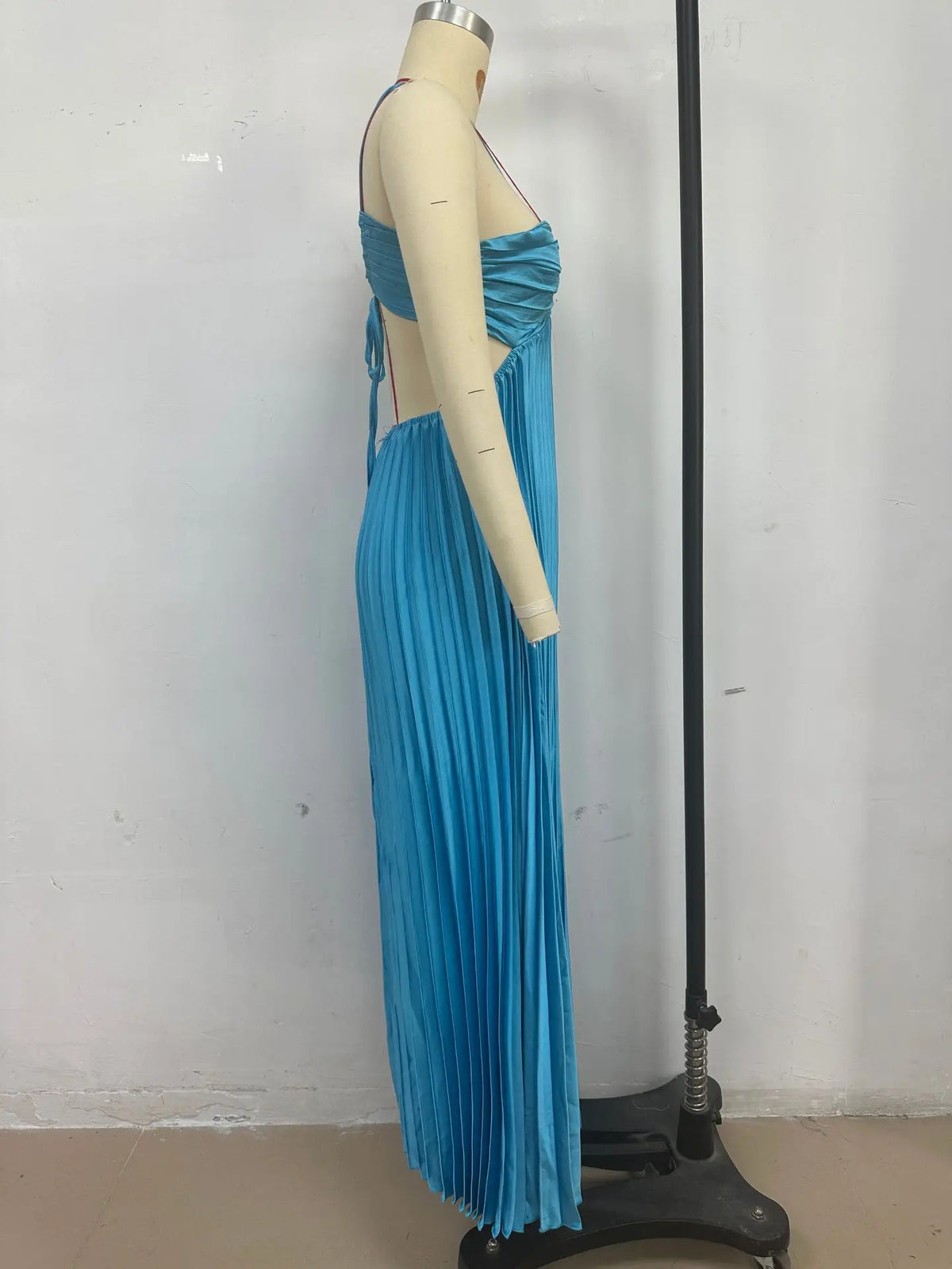 2026 New Women's Fashionable and Elegant Summer Camisole Beach Vacation Long Dress Elegant Backless Pleated Long Dress